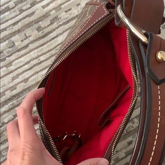 Dooney & Bourke shoulder purse. - Picture 4 of 4